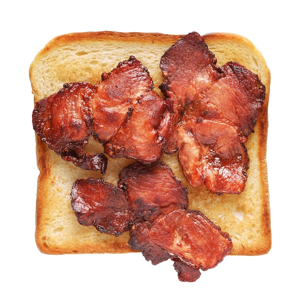 Pão de sanduíche torrado com bacon isolado no fundo branco. Vista do topo
