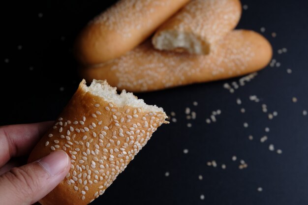 Pão de sementes de gergelim no chão preto