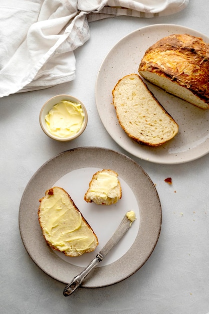 Pão de soda tradicional pão irlandês caseiro rápido com vista superior de manteiga Cozimento caseiro