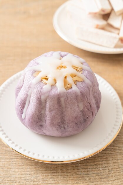 Pão de taro com creme de açúcar branco e noz por cima