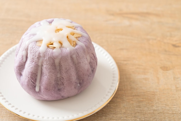 pão de taro com creme de açúcar branco e nozes por cima