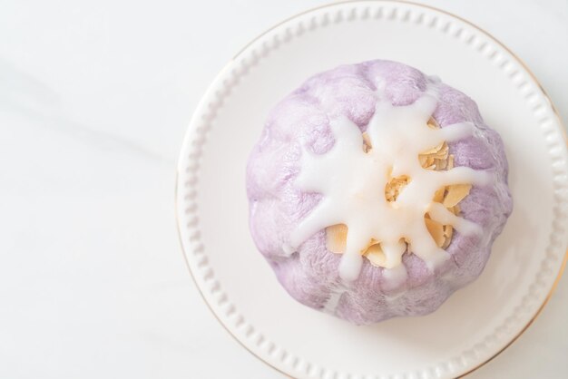 Pão de taro com creme de açúcar branco e nozes