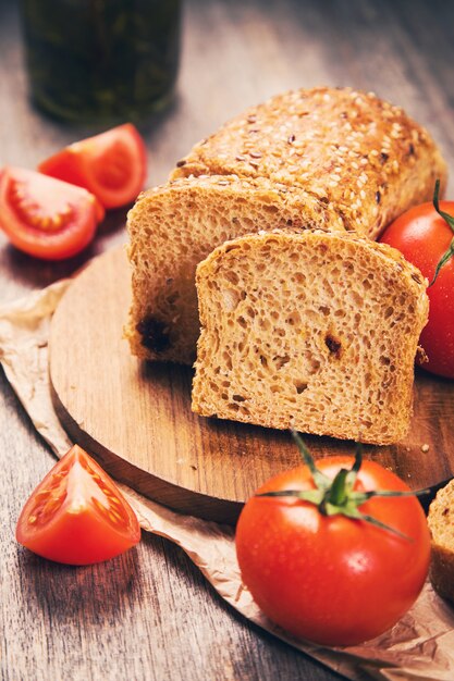 Pão de tomate com gergelim