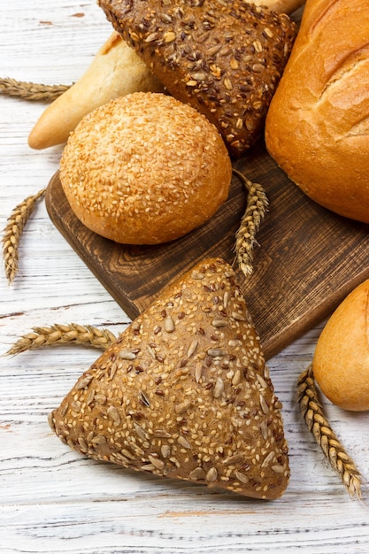 Pão de trigo caseiro assado em fundo de madeira