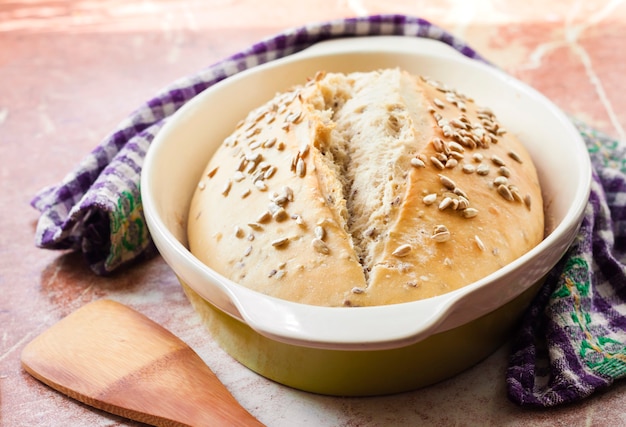 Pão de trigo com sementes de girassol feitas em fermento