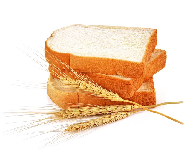 Pão de trigo isolado no fundo branco