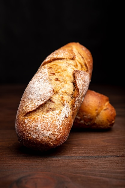 Pão de trigo na mesa de madeira