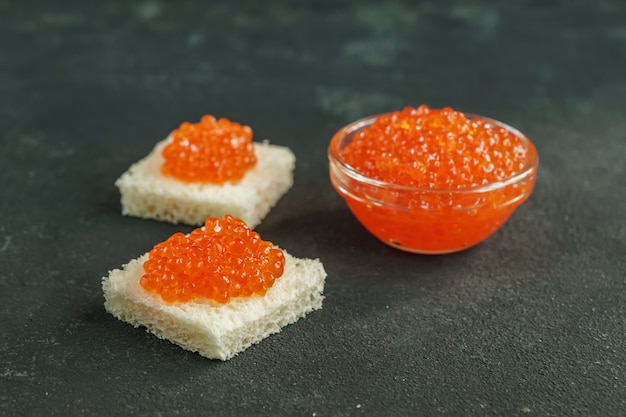 Pão de trigo quadrado com caviar vermelho