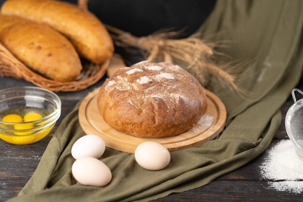 Pão delicioso e recém-cozido em um fundo rústico