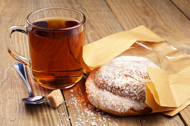 Pão delicioso e xícara de chá na mesa de madeira