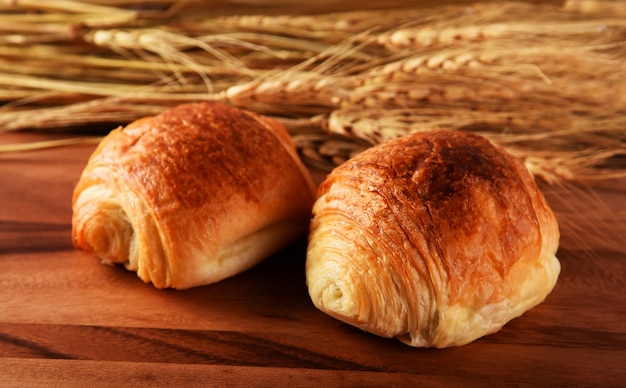 Pão Denis Desfocar o fundo de cevada na madeira