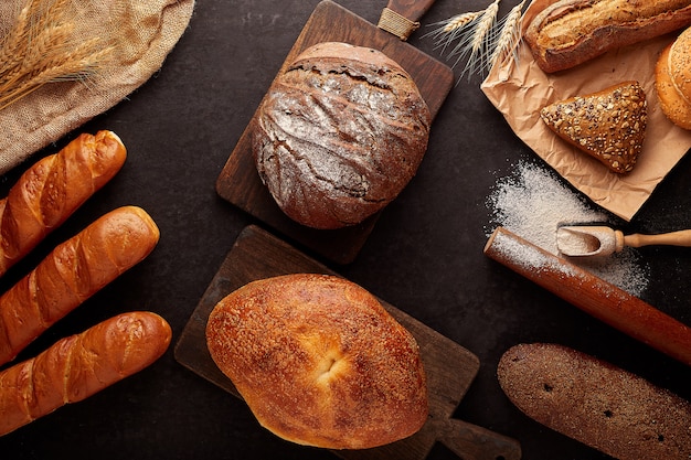 Pão diferente e fatias de pão na tábua