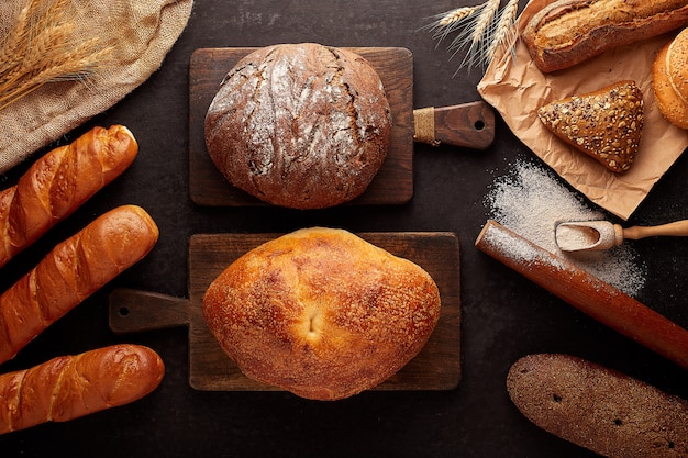 Pão diferente e fatias de pão na tábua