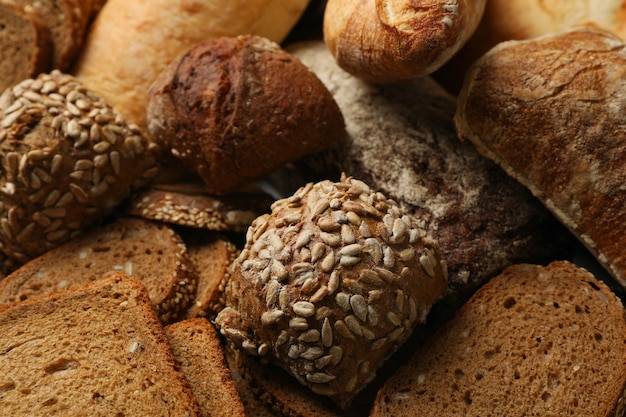 Pão diferente em todo o fundo, close-up