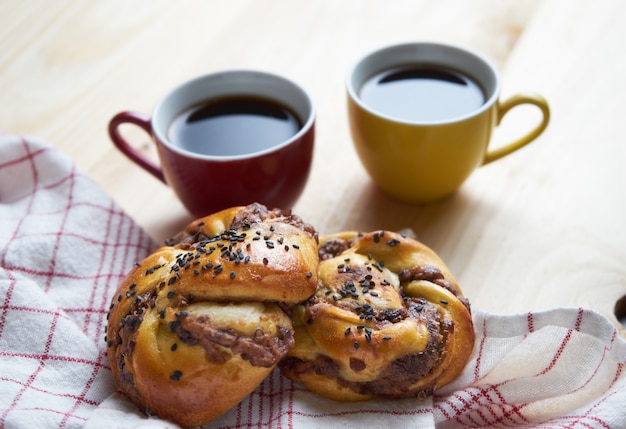 Pão dinamarquês e café preto