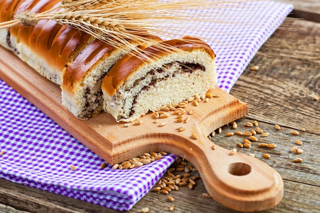 Pão doce com cacau em uma placa de madeira