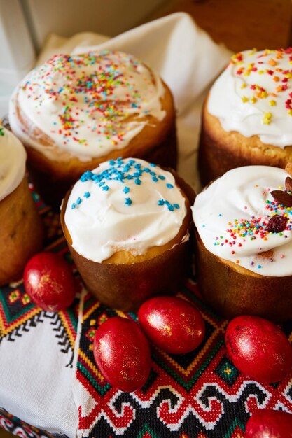 Pão doce de Páscoa kulich paska ortodoxo e ovos pintados Preparando-se para a Páscoa tradicional na Ucrânia