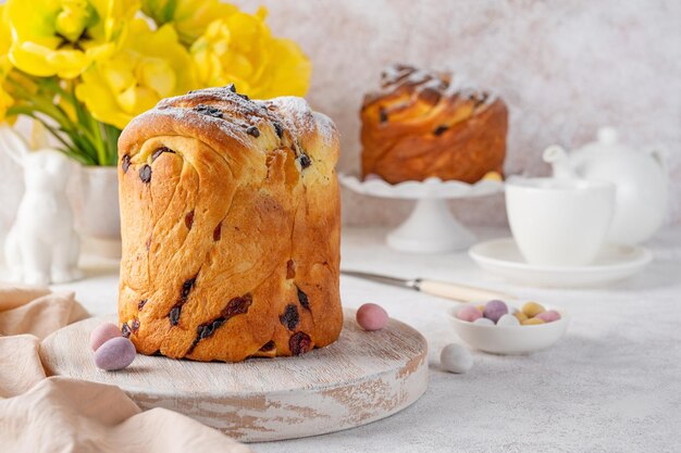 Pão doce de Páscoa Paska Cruffin Kraffin ou Kulich com chocolate e frutas confitadas