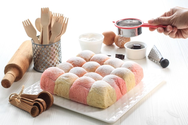 Pão doce e fofo japonês fresco assado, popular como pão de leite hokaido com cores pastel