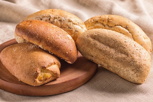 Pão doce em uma placa de madeira