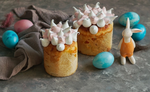 Pão doce ortodoxo tradicional da Páscoa, kulich. Férias da Páscoa café da manhã. ovos