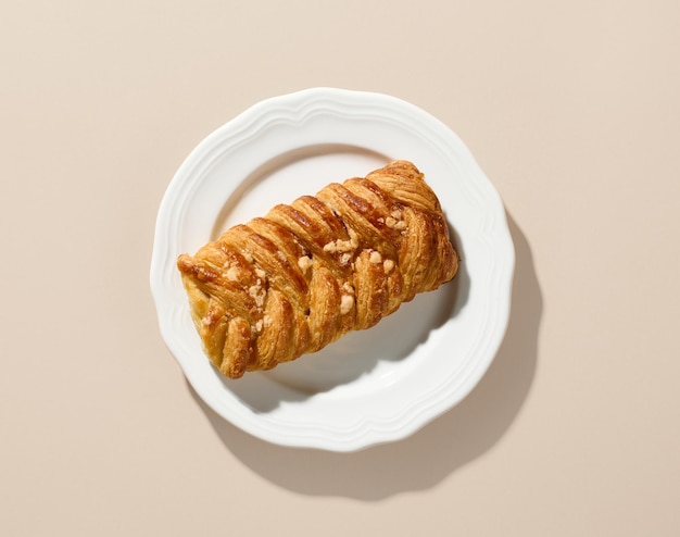 Foto pão doce recém-cozido em um prato branco vista de cima