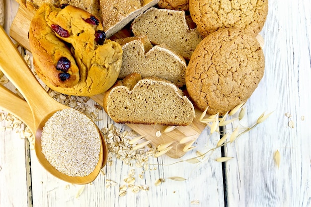 Foto pão e biscoitos de aveia com farelo em cima