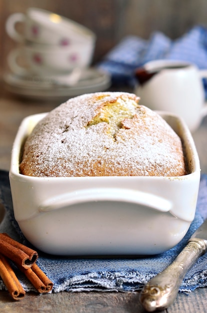 pão e leite na mesa