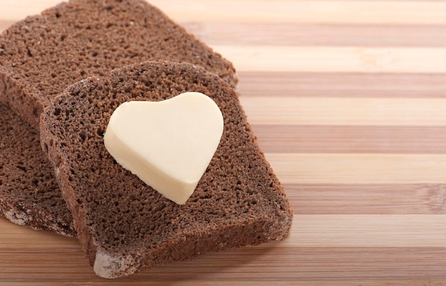 Pão e manteiga em forma de coração