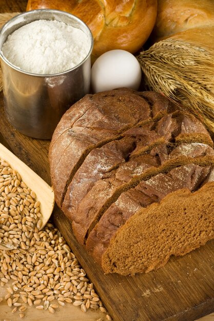 Pão e produtos de panificação em fundo de madeira