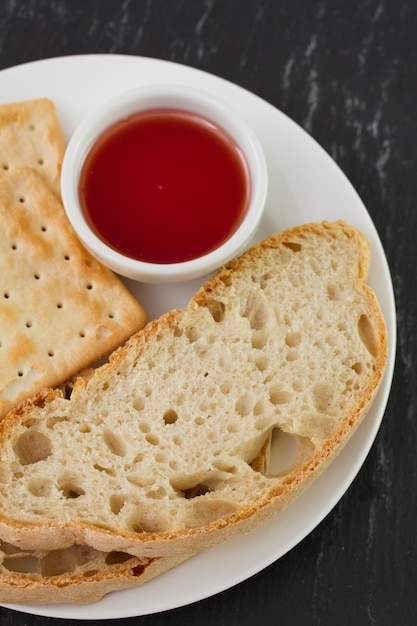 Pão e torradas com geléia no prato