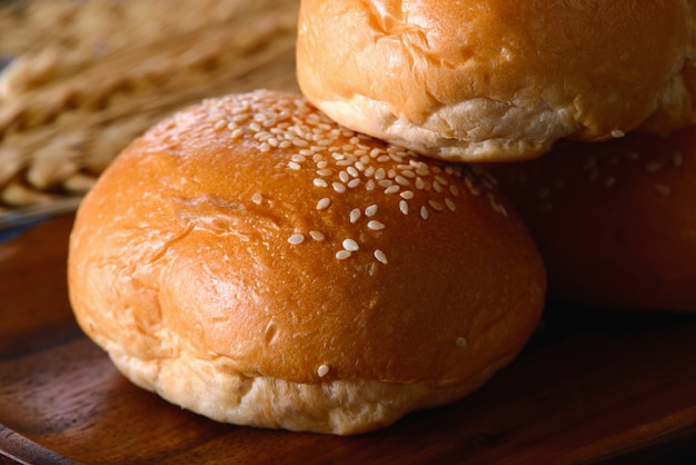 Pão em chapa de madeira