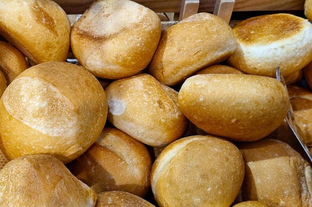 Pão em exposição em uma padaria.