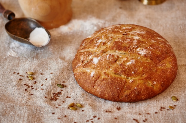 Foto pão em tecido com farinha