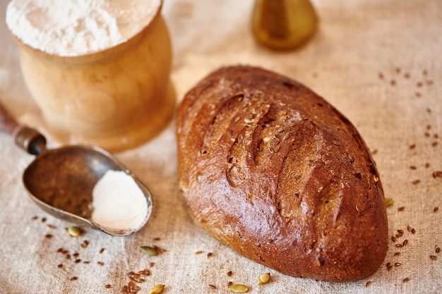 Foto pão em tecido com farinha