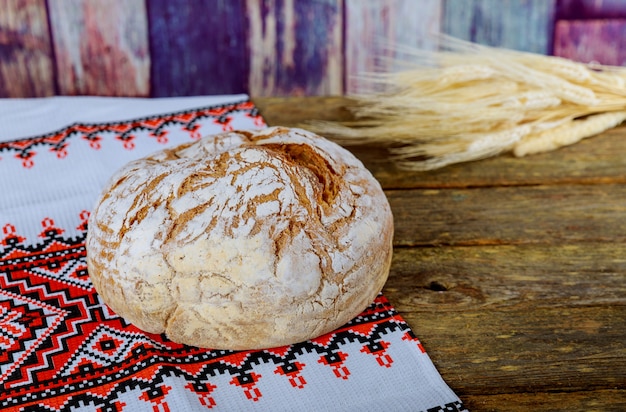 Pão em um bordado ucraniano loa a toalha bordada