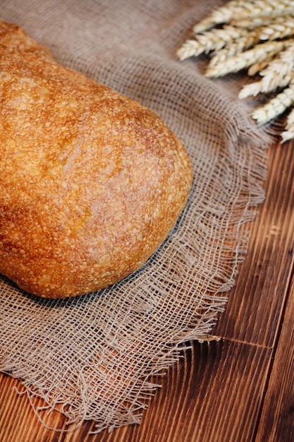 Pão em um fundo de madeira