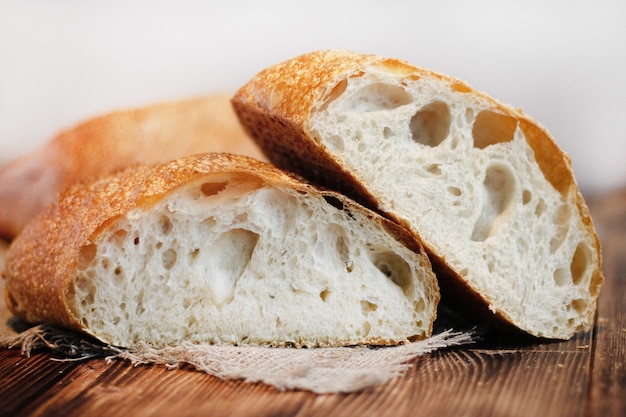 pão em um fundo de madeira