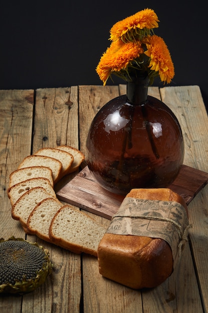 Pão em um prato de madeira