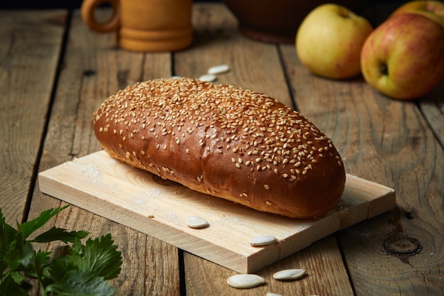 Pão em um prato de madeira