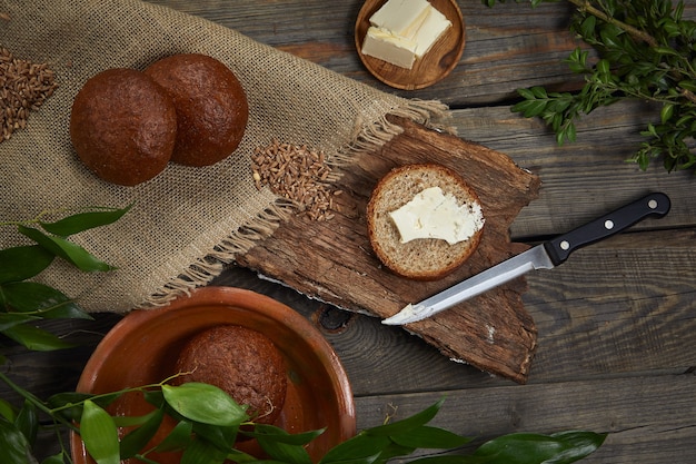 Pão em um prato de madeira