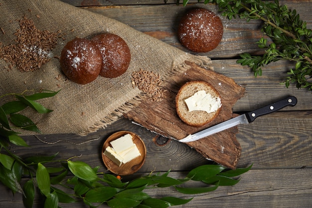 Pão em um prato de madeira