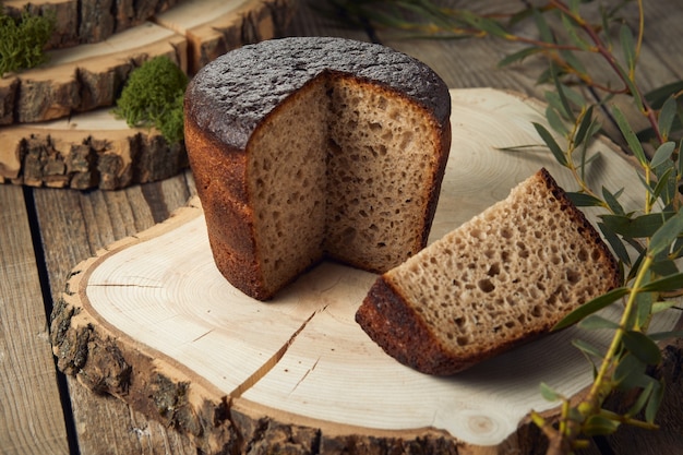 Pão em um prato de madeira