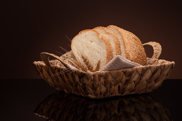 Pão em uma cesta de vime em um fundo escuro