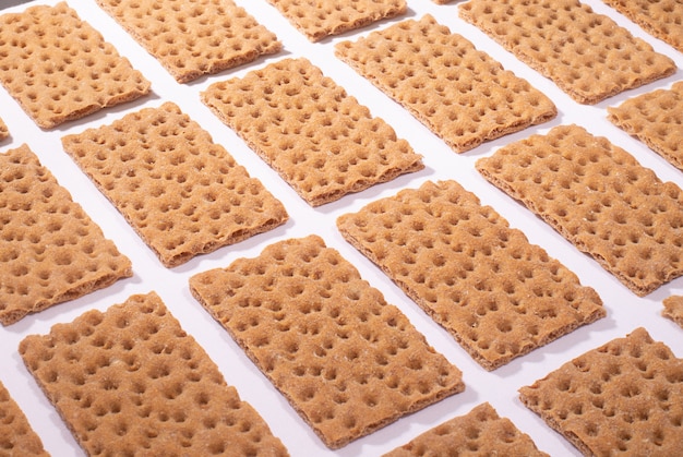 Pão estaladiço em uma mesa branca, conceito de minimalismo criativo isométrico