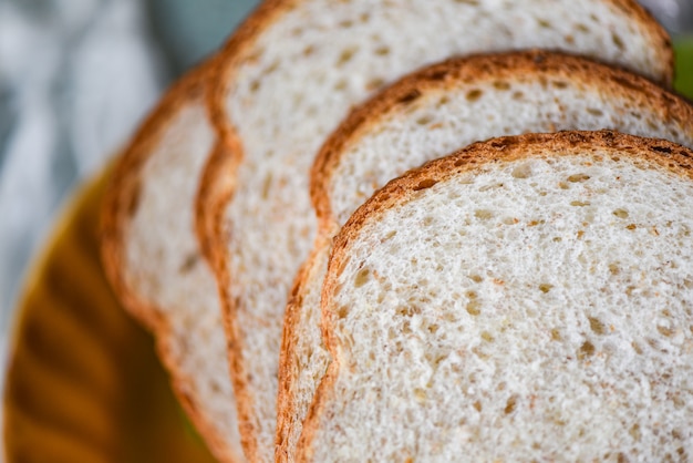 Pão fatiado close-up vista superior - corte de pão de trigo integral