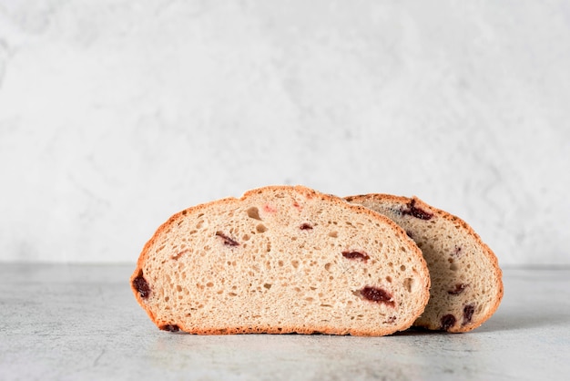 Pão fatiado com frutas vermelhas