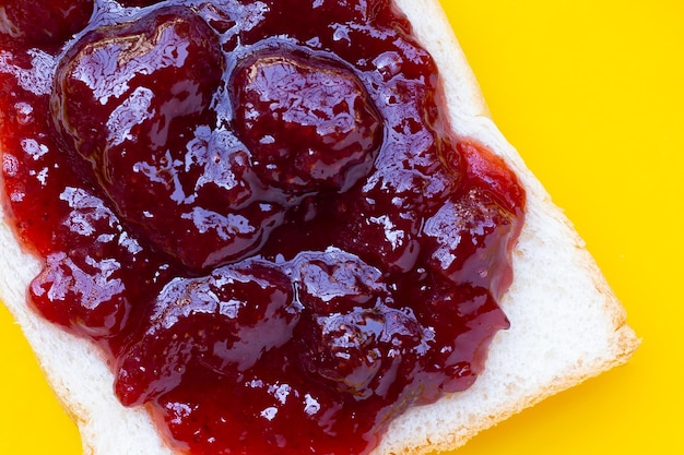 Pão fatiado com geléia de morango