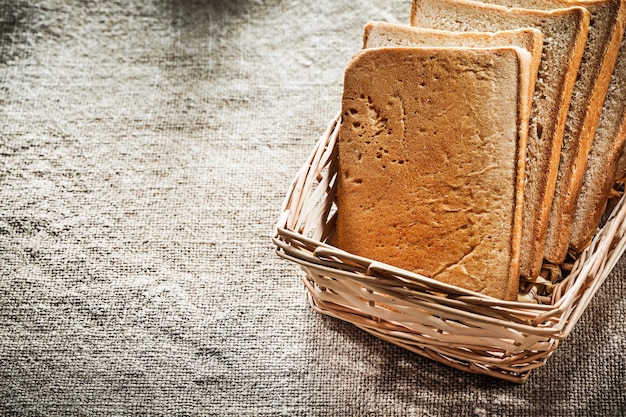 Pão fatiado de cesta de vime no fundo de demissão vintage