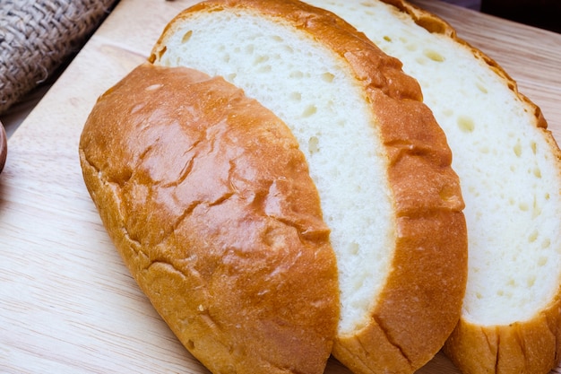 Pão fatiado em fundo de madeira